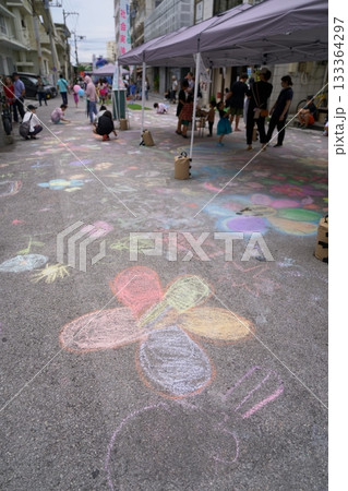 石垣島まつり：道路にカラフルなチョークアートを描く子どもたち（イベント風景） 133364297