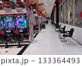 パチンコ店の店内風景 133364493