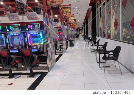 パチンコ店の店内風景 133364493