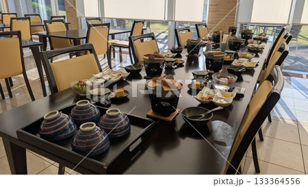 社員旅行の食事の準備 133364556