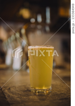 タップルームで注がれたクラフトビールのクローズアップ タップルームで注がれたクラフトビールのクローズアップ 133364949