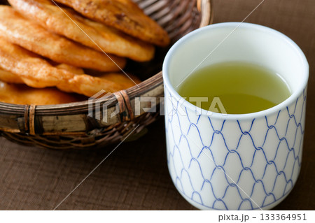 煎餅と日本茶 133364951