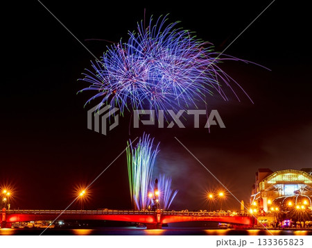 青色の花火が輝く 青色の花火が輝く 133365823