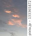 夕日に照らされた夕焼け雲  偶然が織りなす造形 133365872