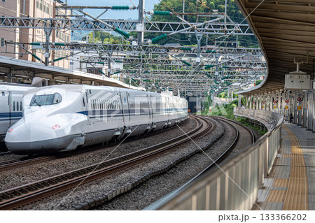 ホームを通過して走り去る東海道山陽新幹線 ホームを通過して走り去る東海道山陽新幹線 133366202