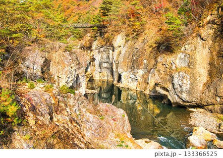 栃木県日光市　秋の紅葉に染まる龍王峡と鬼怒川 133366525