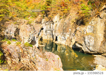 栃木県日光市　秋の紅葉に染まる龍王峡と鬼怒川 133366528
