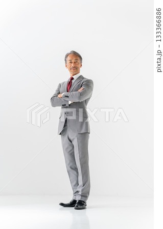 ビジネスマン　ポートレート　全身　腕組み 133366886
