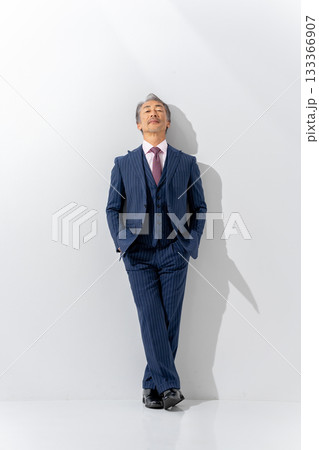 ビジネス　シニア男性　ポートレート　縦 133366907