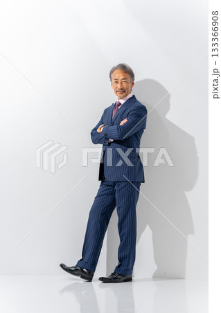 ビジネス シニア男性 ポートレート 縦 ビジネス シニア男性 ポートレート 縦 133366908
