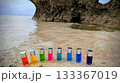 ヒーリングカラー！波打ち際に並ぶカラーボトル/海と砂浜の自然光/南国ビーチ 133367019