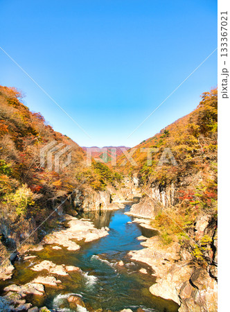 栃木県日光市　秋の紅葉に染まる龍王峡と鬼怒川 133367021