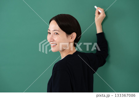 黒板　女性　講師　講師　チョーク 133367086