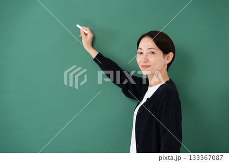 黒板　女性　講師　講師　チョーク 133367087