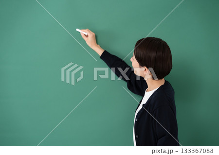 黒板　女性　講師　講師　チョーク 133367088