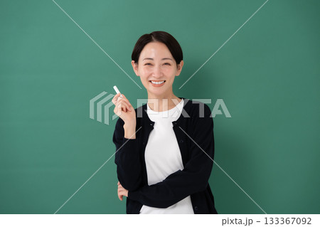 黒板　女性　講師　講師　チョーク 133367092