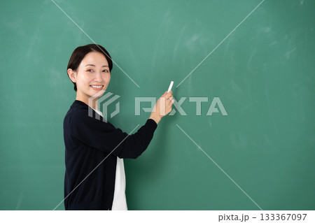 黒板 女性 講師 講師 チョーク 黒板 女性 講師 講師 チョーク 133367097