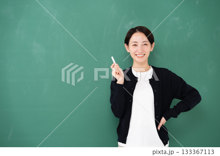 黒板　女性　講師　講師　チョーク 133367113