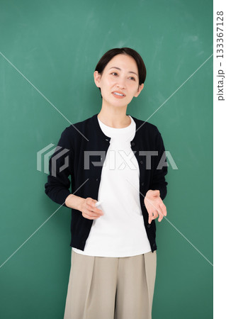 黒板 女性 講師 講師 チョーク 黒板 女性 講師 講師 チョーク 133367128