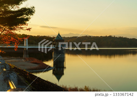 夕方、狭山湖の取水塔と紅葉 夕方、狭山湖の取水塔と紅葉 133367142