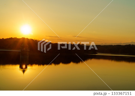 夕陽を受ける狭山湖の取水塔 夕陽を受ける狭山湖の取水塔 133367151