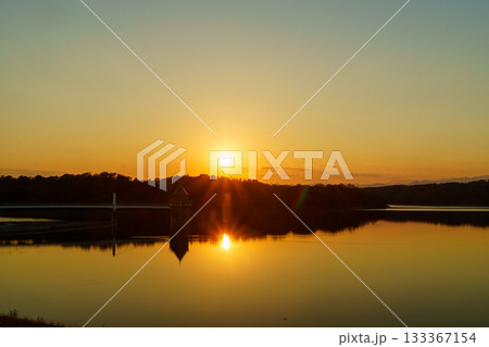 夕陽を受ける狭山湖の取水塔 133367154