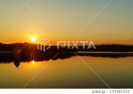 夕陽を受ける狭山湖の取水塔 夕陽を受ける狭山湖の取水塔 133367155