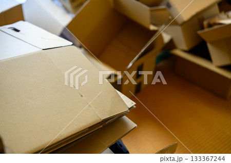開封済みのダンボールが散乱する室内 133367244