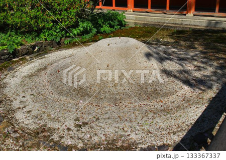 650万年前に金星から…奥の院に護法魔王尊が降臨する様子を表現した　鞍馬寺『瑞風庭』の白砂盛 133367337