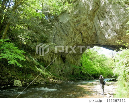 広島県・帝釈峡 雄橋を撮影する人 広島県・帝釈峡 雄橋を撮影する人 133367351