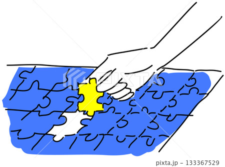 パズルの最後のピースを完成させる手 133367529