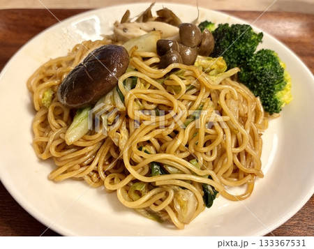 椎茸とブロッコリーとしめじの焼きそば 椎茸とブロッコリーとしめじの焼きそば 133367531