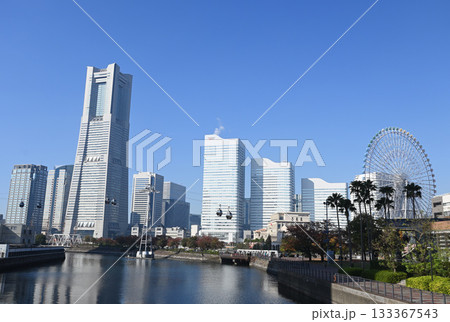 横浜みなとみらい21と秋の風景 横浜みなとみらい21と秋の風景 133367543