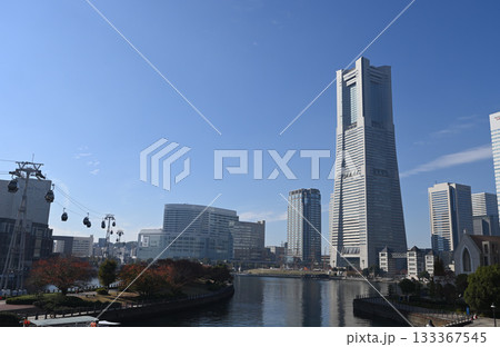 横浜みなとみらい21と秋の風景 横浜みなとみらい21と秋の風景 133367545