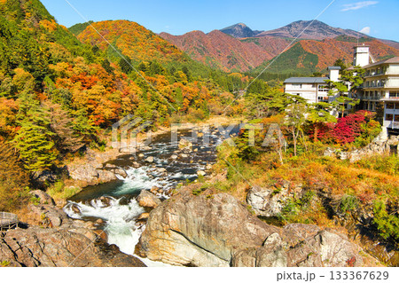 栃木県日光市　秋の紅葉に染まる鬼怒川温泉と鬼怒川 133367629