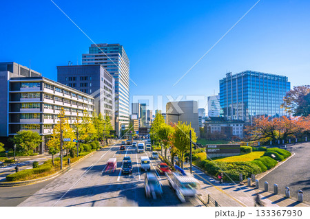日本の東京都市景観　九段坂。田安門側から九段下駅や昭和館、九段会館などを望む＝11月21日 133367930