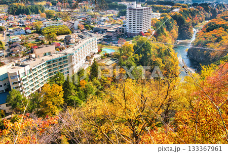 栃木県日光市 秋の紅葉に染まる鬼怒川温泉と鬼怒川 栃木県日光市 秋の紅葉に染まる鬼怒川温泉と鬼怒川 133367961