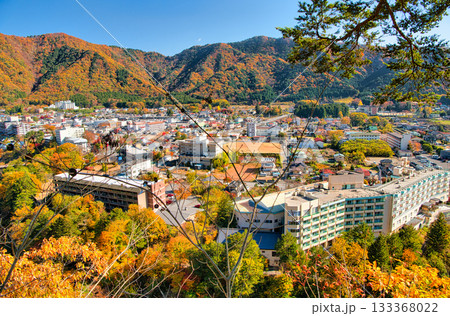 栃木県日光市　秋の紅葉に染まる鬼怒川温泉の風景 133368022