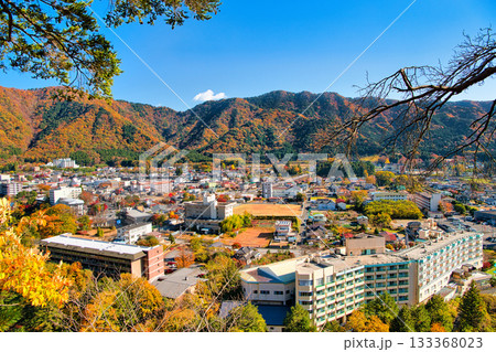 栃木県日光市　秋の紅葉に染まる鬼怒川温泉の風景 133368023