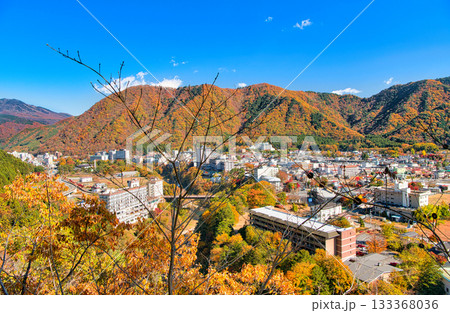 栃木県日光市　秋の紅葉に染まる鬼怒川温泉と鬼怒川 133368036