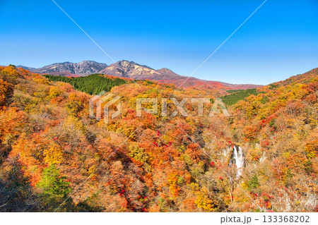 栃木県日光市　秋の紅葉に染まる霧降の滝と遠方に霧降高原を望む 133368202
