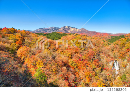 栃木県日光市　秋の紅葉に染まる霧降の滝と遠方に霧降高原を望む 133368203