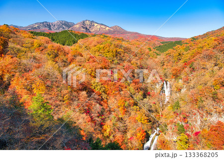 栃木県日光市　秋の紅葉に染まる霧降の滝と遠方に霧降高原を望む 133368205