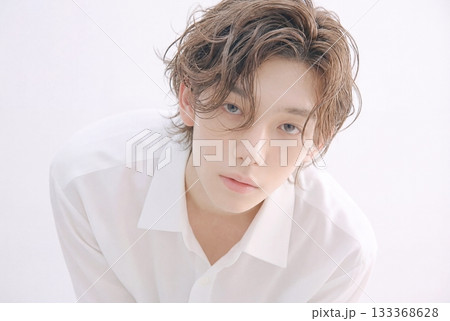 ヘアカラーしたイケメン男性 ヘアカラーしたイケメン男性 133368628