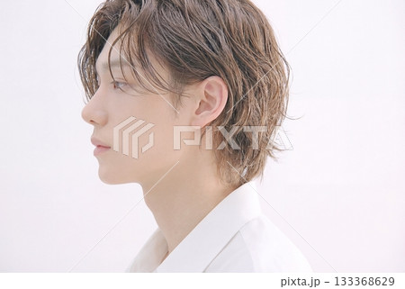 ヘアカラーしたイケメン男性 ヘアカラーしたイケメン男性 133368629