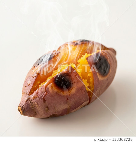 湯気が立つほくほく焼き芋 133368729