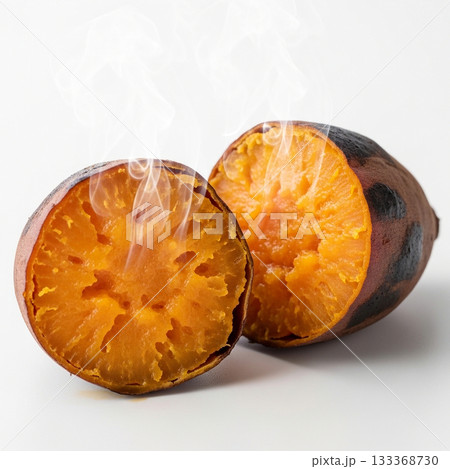 熱気が見える焼き芋クローズアップ 133368730