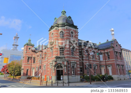 岩手銀行赤レンガ館と青空が広がる風景 133368933
