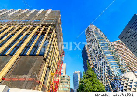 東京　新宿区　西新宿の都市風景 133368952
