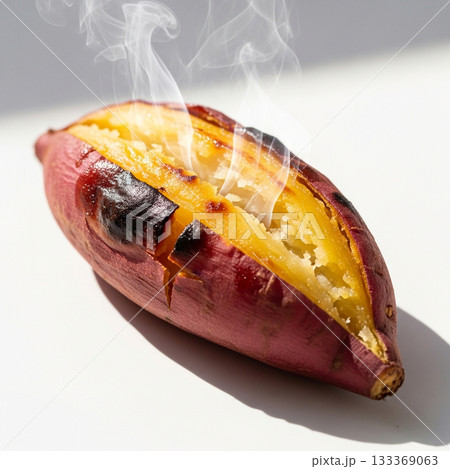 ほかほか蒸気が上がるさつまいも ほかほか蒸気が上がるさつまいも 133369063